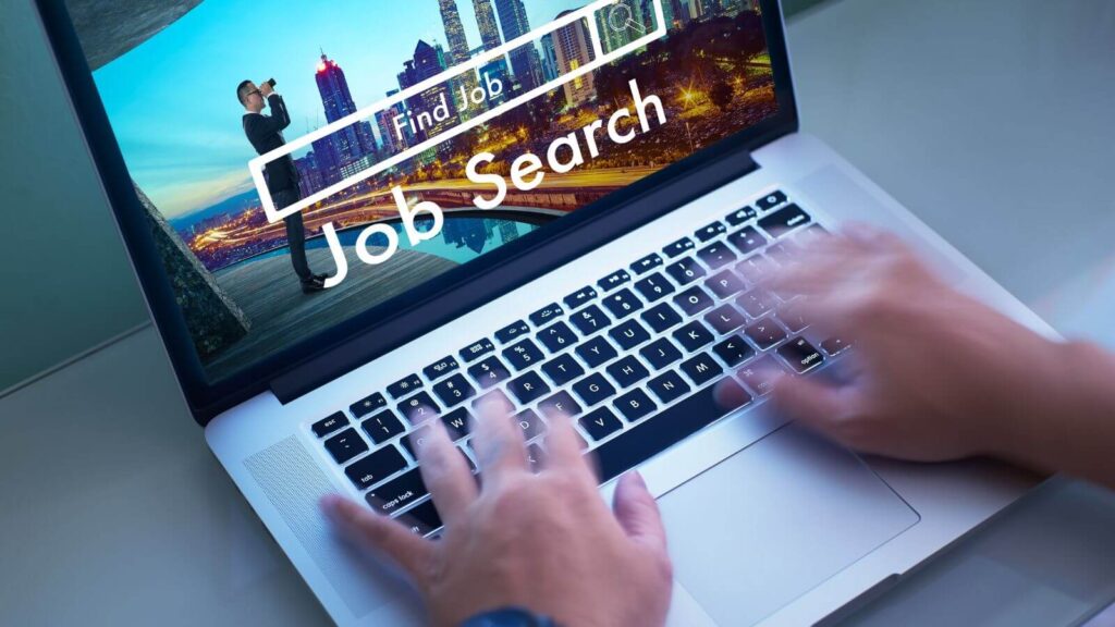 PCで仕事探しをする男性